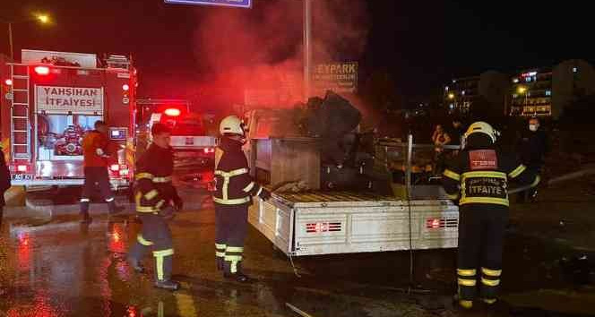 Pikapta yüklü mobilya malzemeleri tutuştu