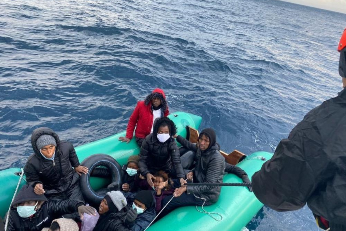 İzmir açıklarında 61 düzensiz göçmen kurtarıldı!