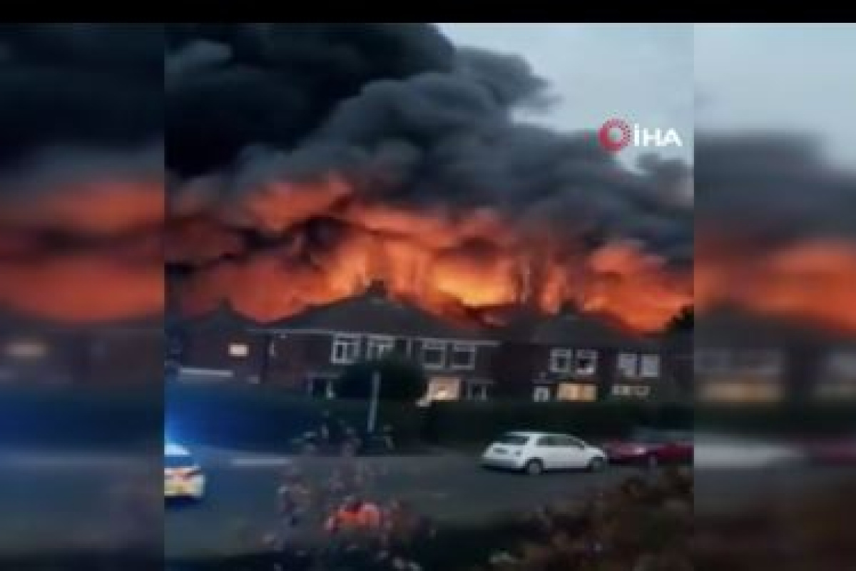 İngiltere&#039;de plastik fabrikasında korkutan yangın