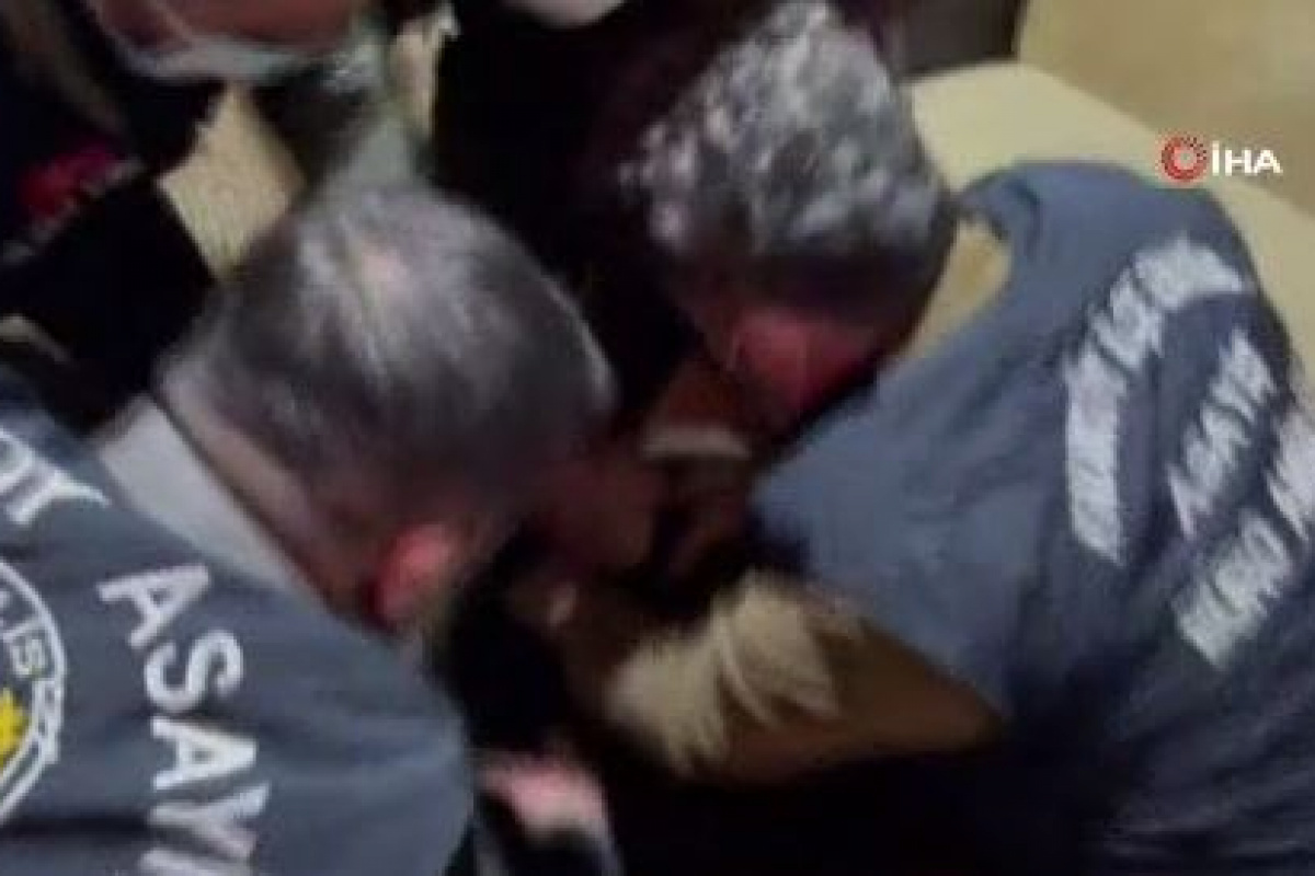 Kadıköy metrosunda kadın yolcuyu bıçakla tehdit eden saldırgan yakalandı