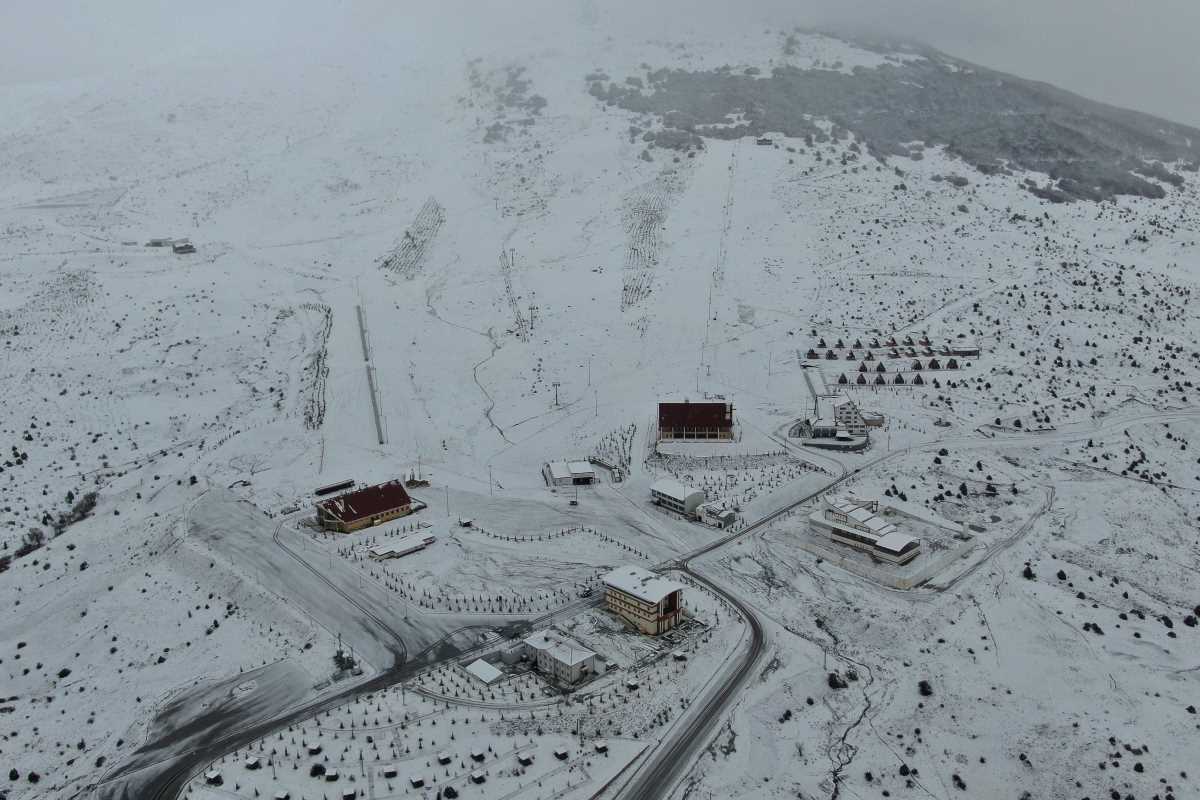 Yıldız Dağı Kayak Merkezi beyaza büründü