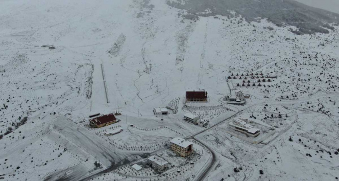 Yıldız Dağı Kayak Merkezi beyaza büründü
