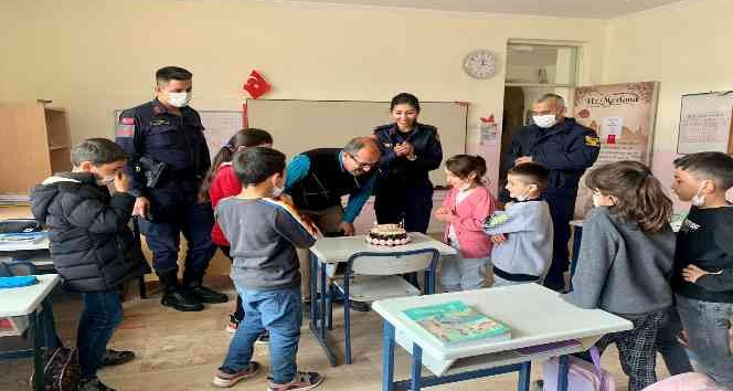 Jandarma öğretmenleri unutmadı