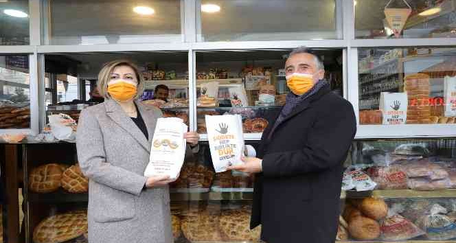 Nevşehir’de ekmekler müşterilere kadına şiddet farkındalığıyla sunuldu