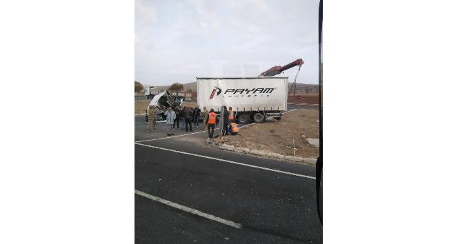 İki kamyon çarpıştı: 1 ölü, 1 yaralı