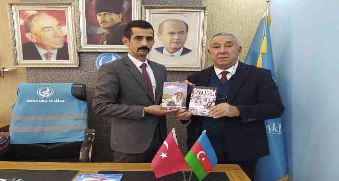 Ünsal, “Soykırım ve Yüreğim Erivanda Kaldı” romanını Iğdır ülkü ocakları başkanına hediye etti