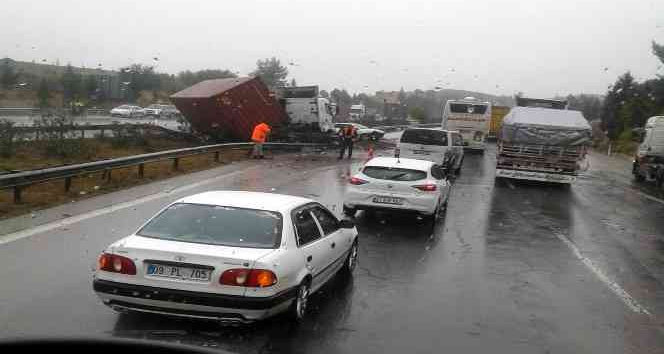 Yağmurla kayganlaşan yolda tır otomobile çarptı