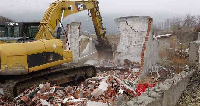 Tokat’ta kaçak 33 yapı yıkılıyor