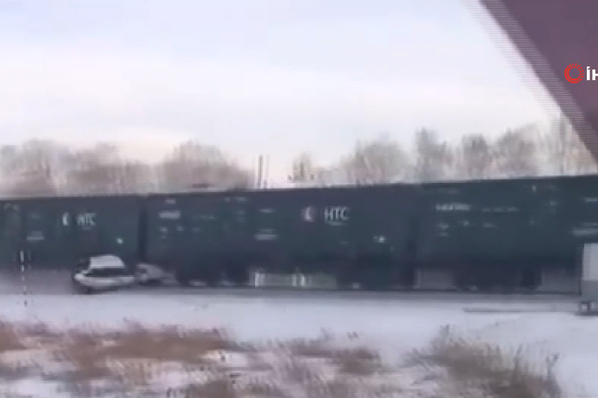 Rusya&#039;da yük treni altına aldığı aracı metrelerce sürükledi: 1 ölü