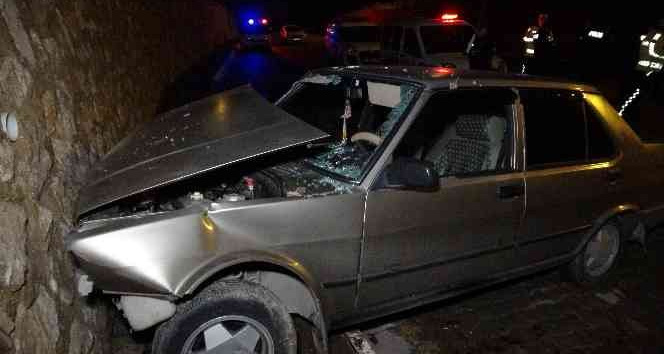 Otomobil kullanmayı öğrenirken duvardan uçtu: 2 yaralı