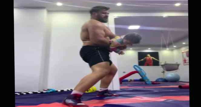 Milli güreşçi Rıza Kayaalp’in kızı ile gülümseten mücadelesi