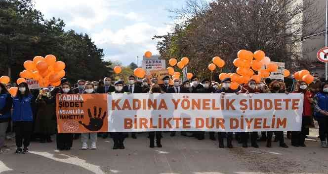 Kadın jandarmalar yürüyüşte öncülük etti, ’şiddete dur’ dedi