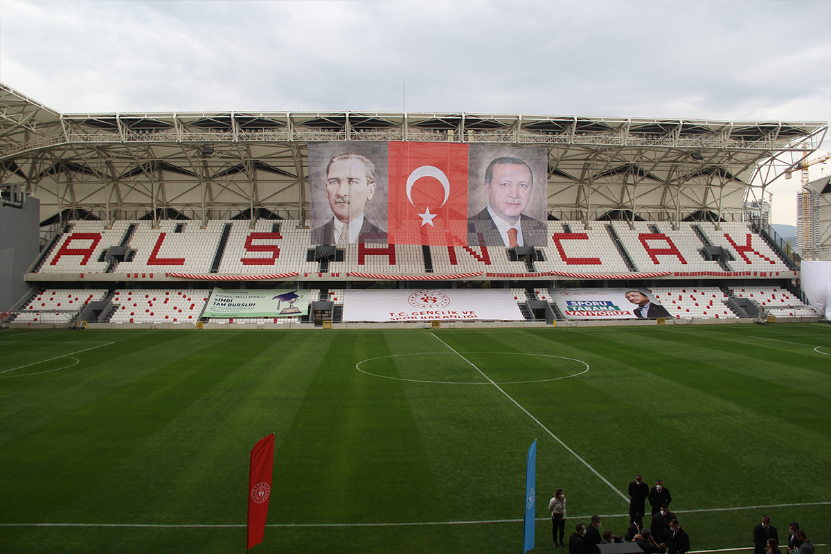 İzmir Alsancak Stadına &#039;Mustafa Denizli&#039; adı verildi