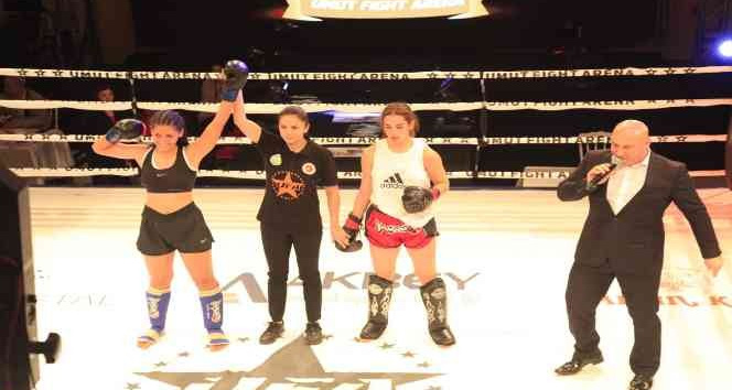 Manisalı sporcu Betül Durmuş Profesyonel Kick Boks Şampiyonu oldu