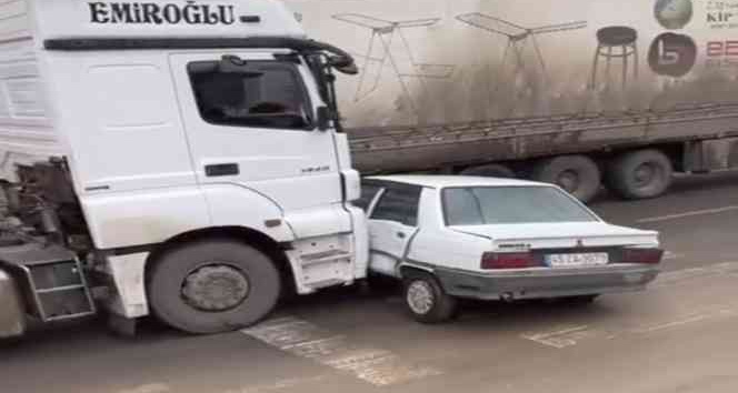 Tır otomobili metrelerce sürükledi, sürücü korna sesleriyle kazayı fark etti