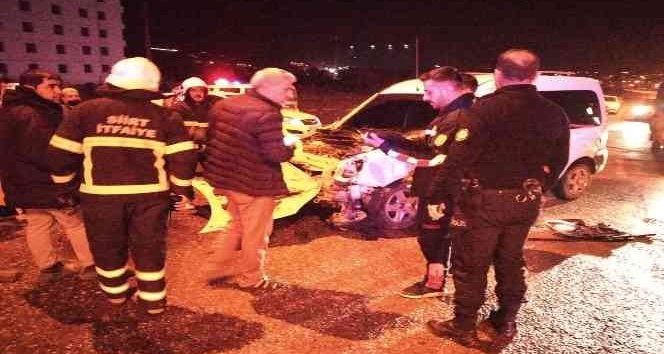 Siirt’te vakaya giden ambulansa araç çarptı: 4 yaralı