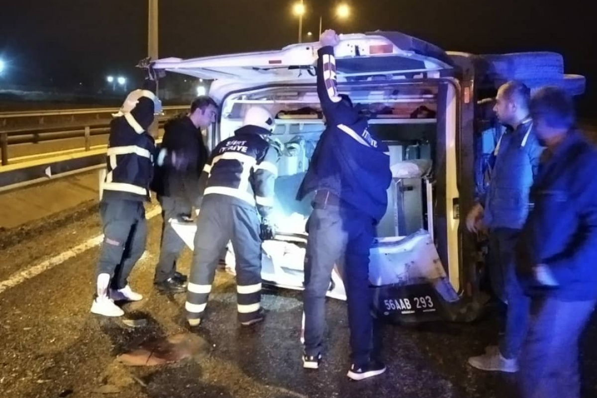Siirt&#039;te vakaya giden ambulansa araç çarptı: 4 yaralı