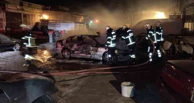 Park halindeki araç alev aldı