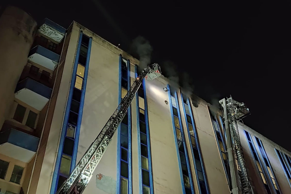 Başakşehir'de 8 katlı iş yerinde yangın