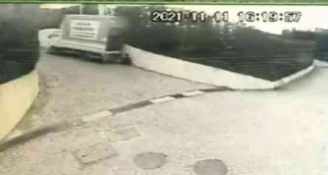 El frenini çekmeyi unutan sürücü kamyonetin altında kalmıştı: Feci olay kameraya yansıdı