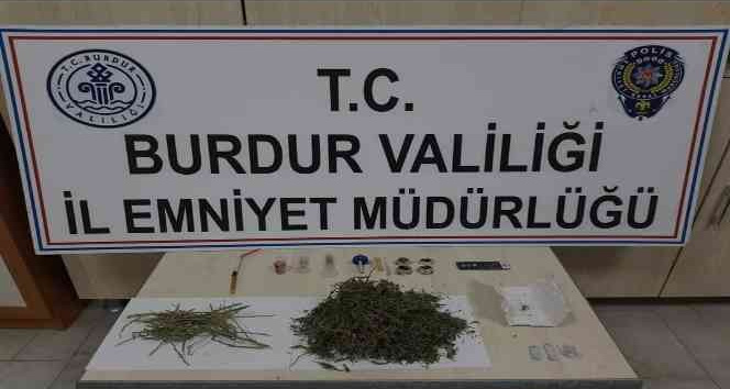 Uyuşturucu tacirinin üzerinden polis rozeti çıktı
