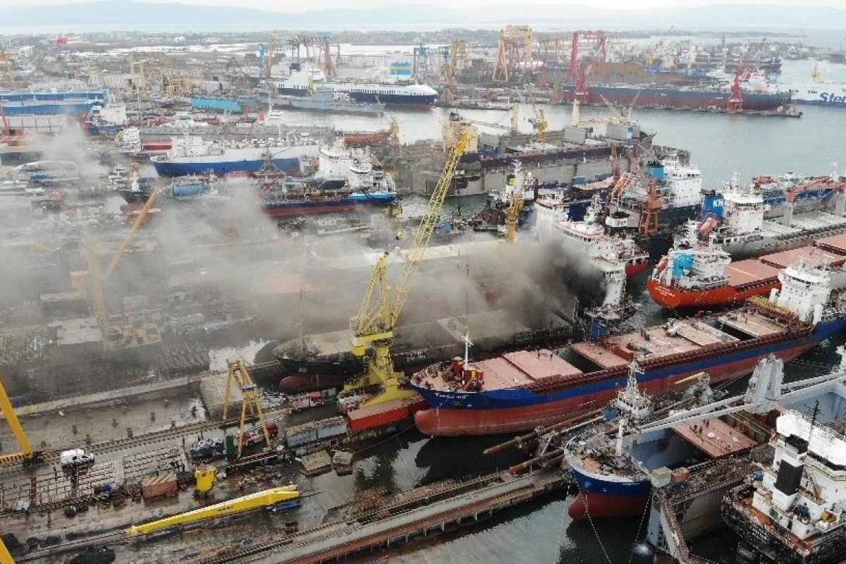 Tuzla&#039;da kuru yük gemisinde çıkan yangın kontrol altına alındı