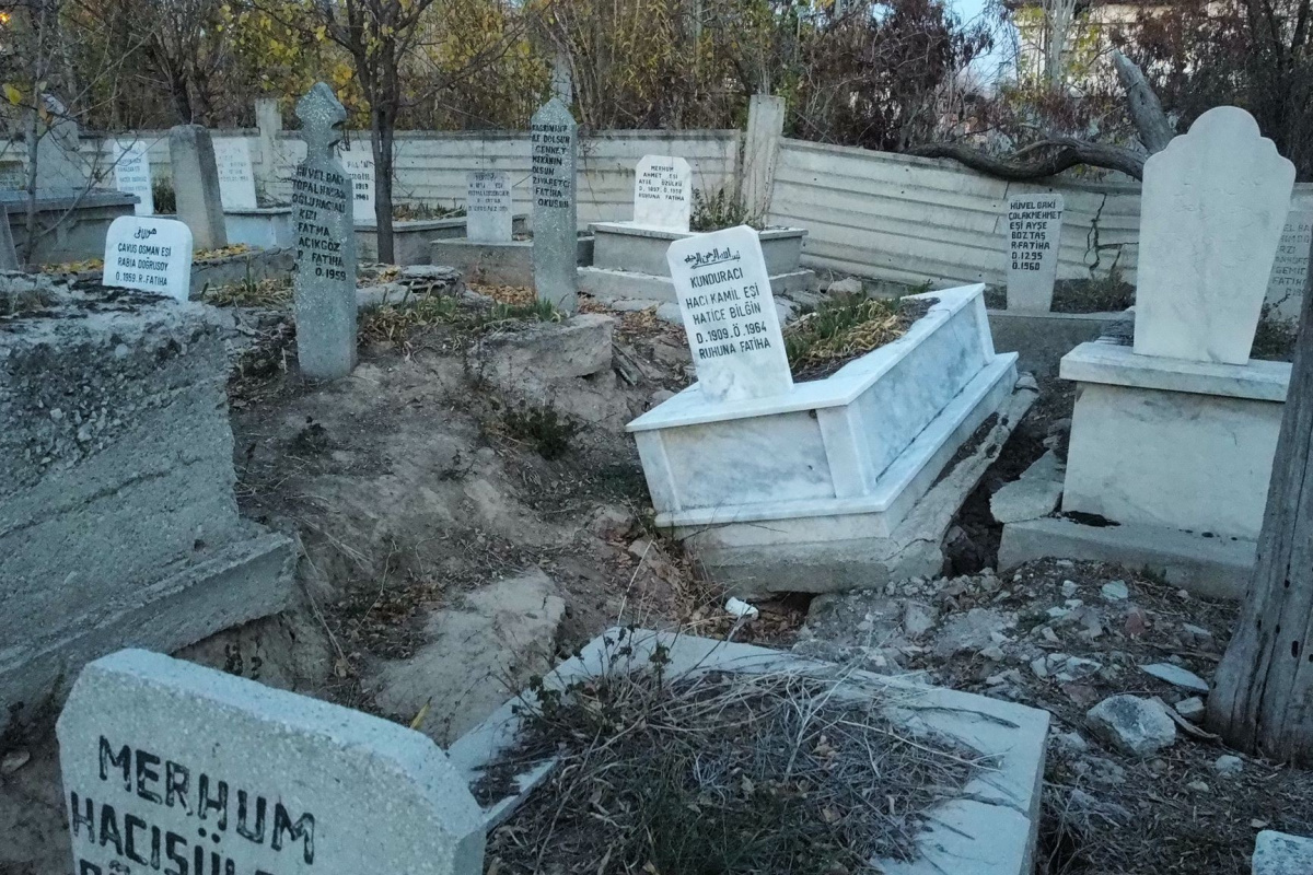 Afyonkarahisar’ın o ilçesindeki mezarlık ve evlerde ürküten görüntü
