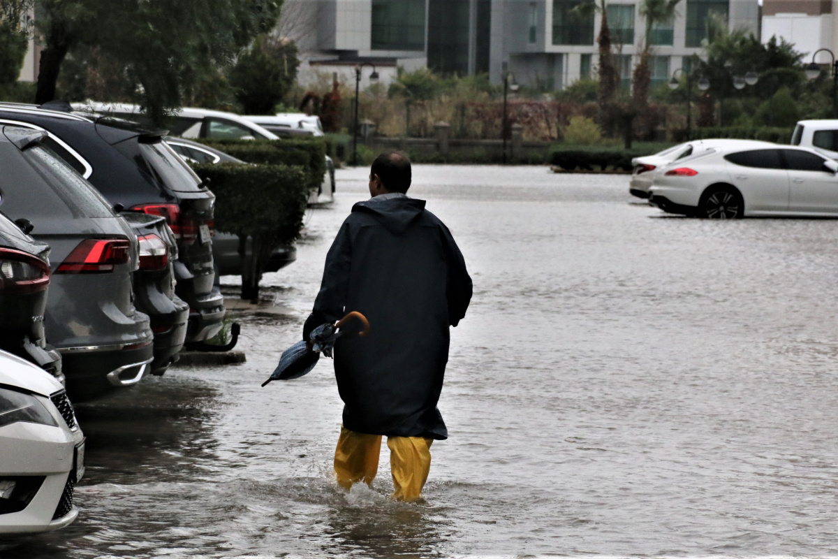 Antalya’da turizm çalışanlarının kaldığı site sular altında kaldı