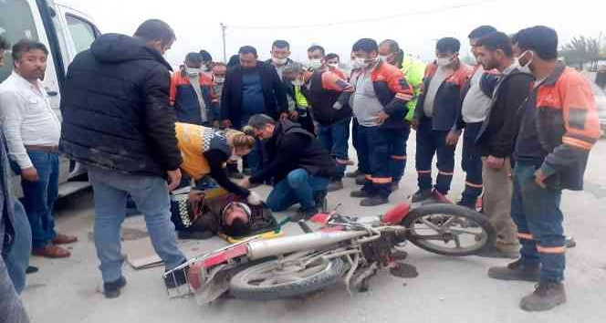İşçi servisinin çarptığı motosiklet sürücüsü ağır yaralandı