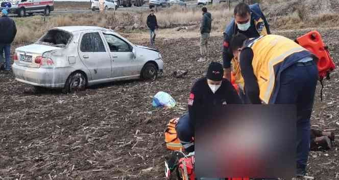 Tarlaya uçan otomobilin sürücüsü hayatını kaybetti