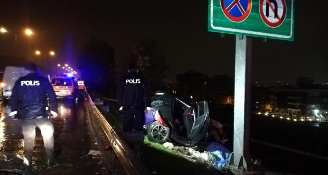İzmirde kaza sonrası hurdaya dönen aracın sürücüsü hayatını kaybetti