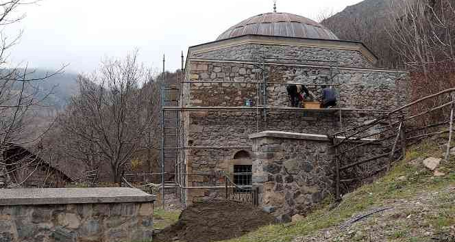 Ecdat yadigarına eksik restorasyon düzeltiliyor