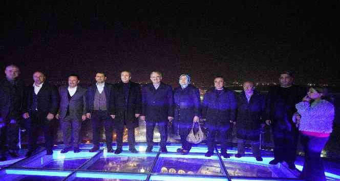 Diyarbakır’da Dicle Nehri kıyısında ‘Cam Teras’ açıldı