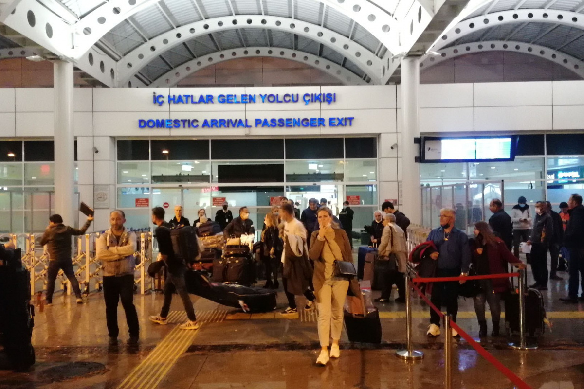 İstanbul'dan gelen uçak Antalya'ya 6 saatte inebildi