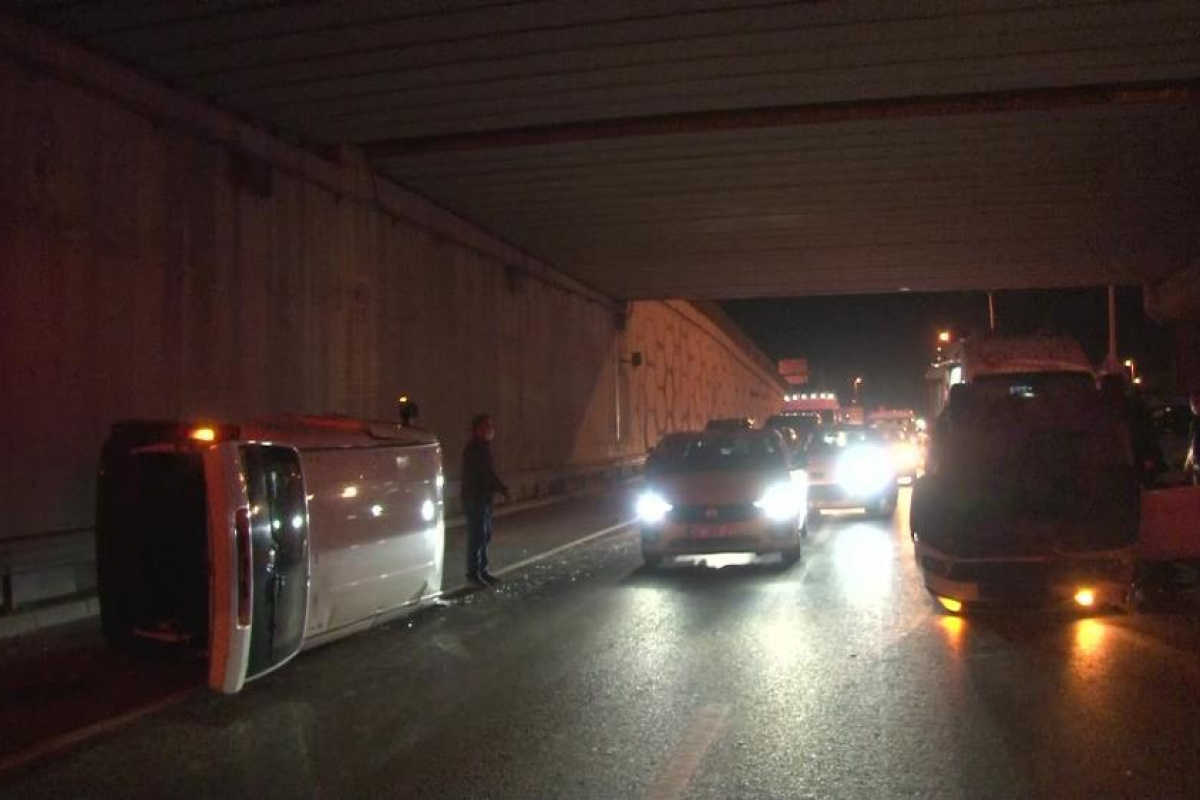 Ümraniye'de makas atarak ilerleyen otomobil ticari araçla çarpıştı: 8 yaralı