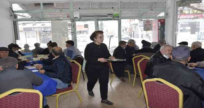 Burdurlu kadın gençlerin marka takıntısı sebebiyle iş yerini kapatıp kahvehane açtı