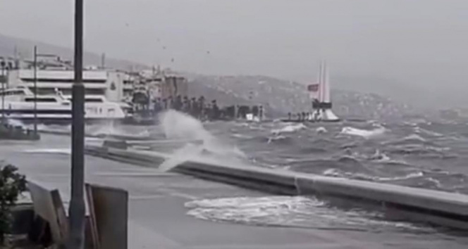 İzmirde deniz taştı: O anlar böyle görüntülendi