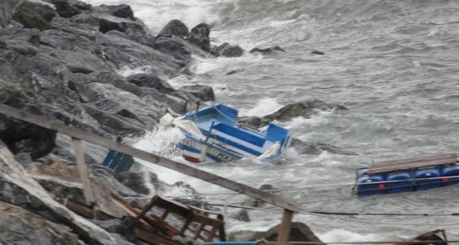 Şiddetli Lodos nedeniyle Pendikte 2 balıkçı teknesi battı