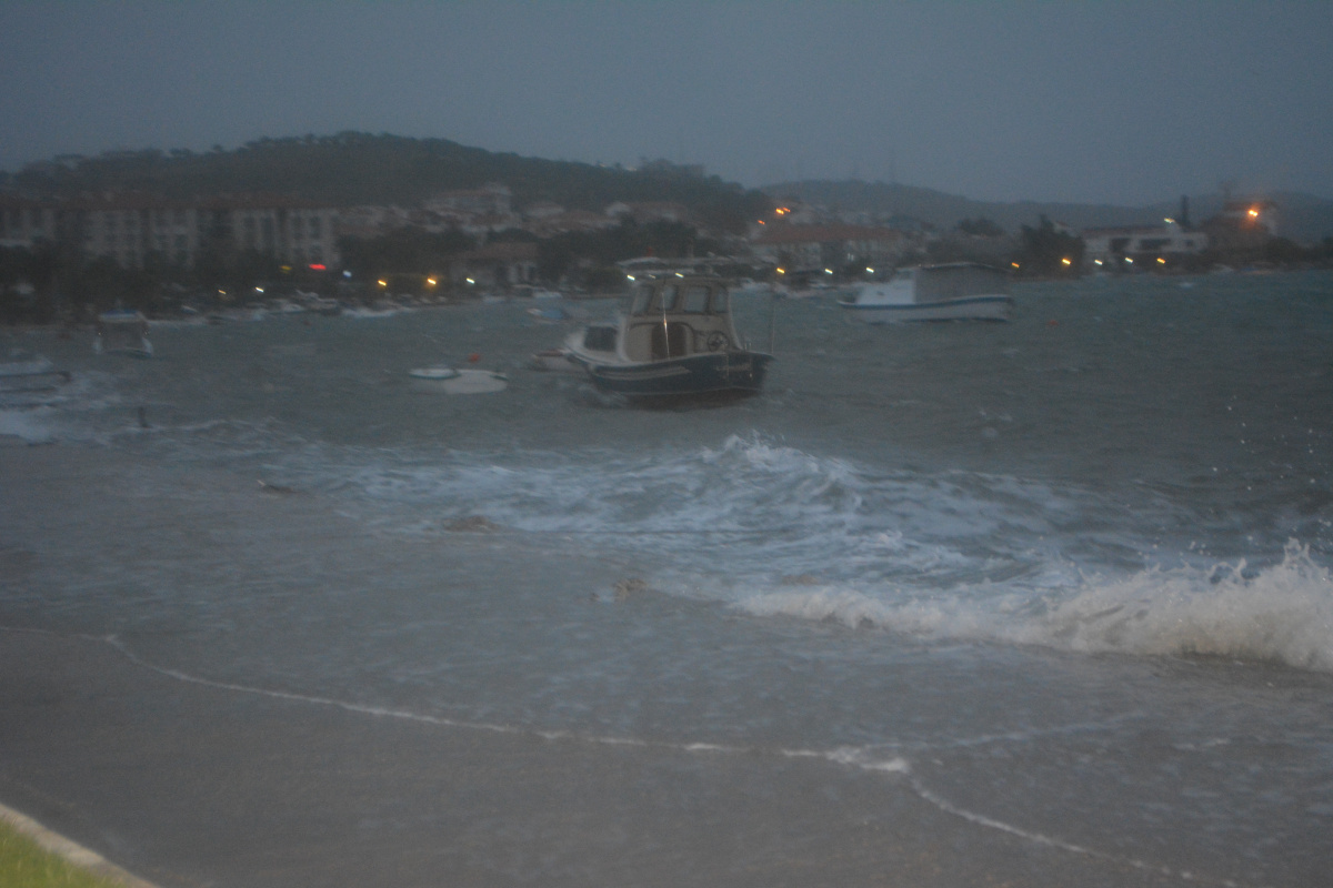 Ayvalık'ta fırtına 4 balıkçı teknesini batırdı