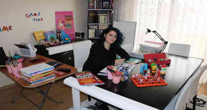 Yemek odasından binlerce öğrenciye İngilizce öğretiyor