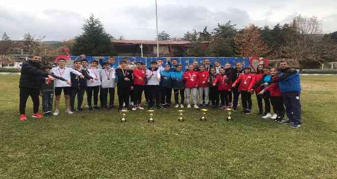 Genç atletler başarıdan başarıya koşuyor