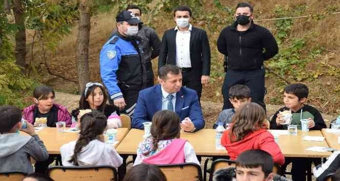 Cizre’de öğrenciler önce polis araçlarını tanıdı sonra polislerle piknik yaptı