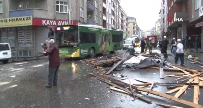Sultangazide şiddetli lodos nedeniyle çatı yola düştü: 2 yaralı