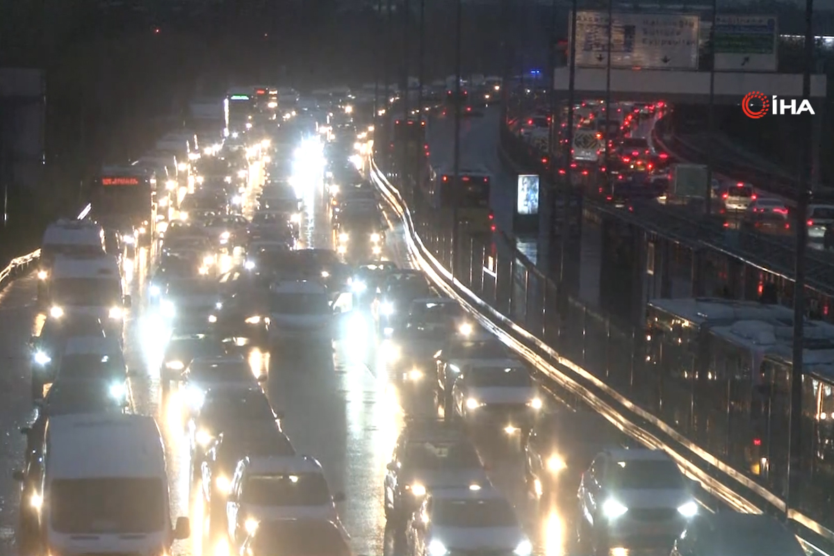 İstanbul’da lodos ve yağışlı hava trafiğini felç etti