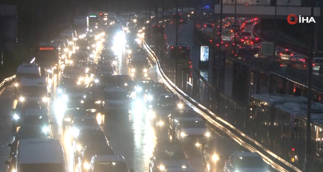 İstanbulda lodos ve yağışlı hava trafiğini felç etti