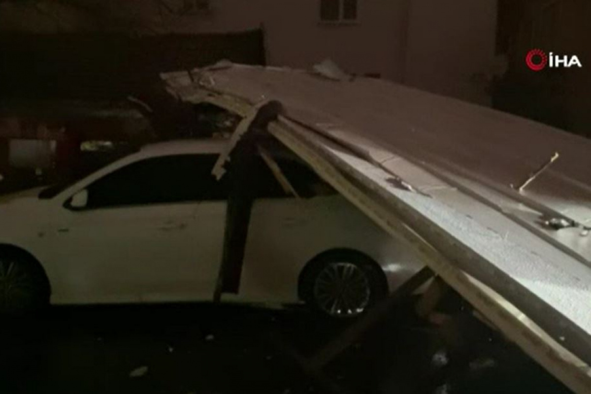 Sarıyer'de bir binanın çatısı park halindeki araçların üzerine düştü