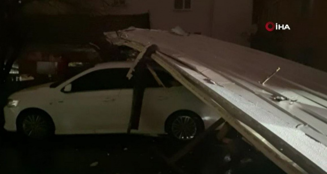 Sarıyerde bir binanın çatısı park halindeki araçların üzerine düştü