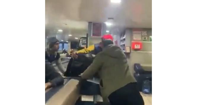 Fırtınaya denizin ortasında yakalanan feribotta korku dolu anlar