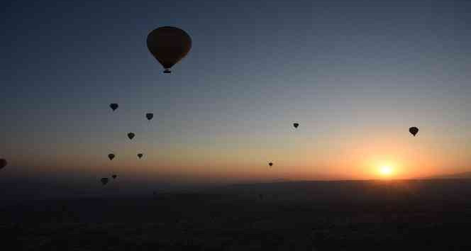 Kapadokya’da fırtına nedeniyle balon uçuşları iptal edildi