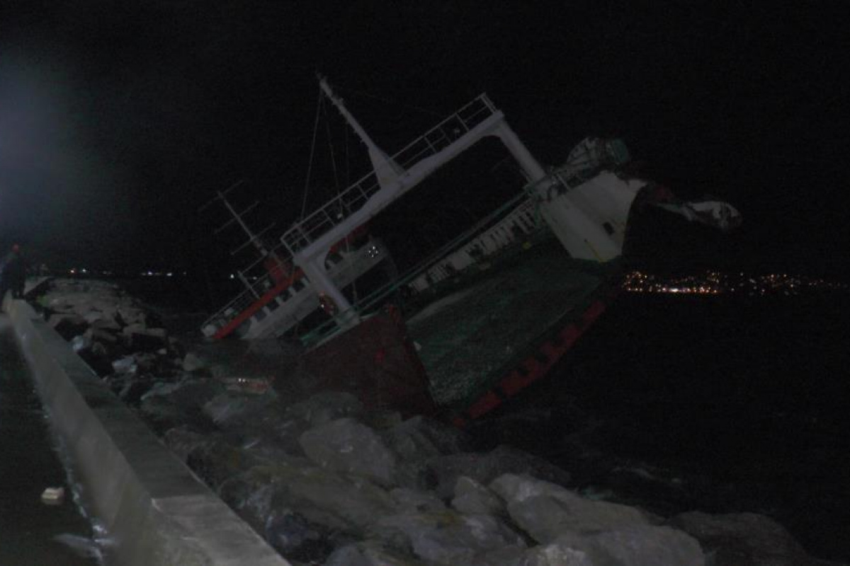 Maltepe'de sabah saatlerinde Lodos nedeniyle sürüklenen gemi yan yattı